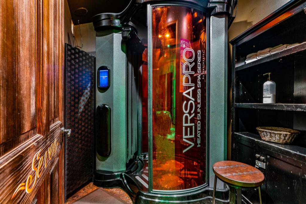 Sunless spray tanning equipment at Boca Tanning Club's Boca Raton salon