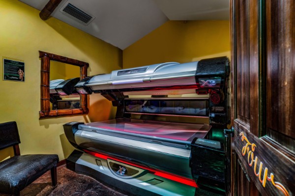 Premium high-pressure laydown tanning bed